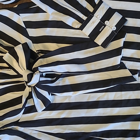 Pretty little thing top / size 4US/ color black and white - Picture 3 of 6